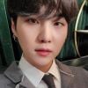 Para comemorar o seu aniversário, Suga, do BTS, fez live para os fãs nesta terça-feira (8)