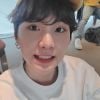 Suga, do BTS: seja sorrindo ou sério, o idol arrasa nas selfies