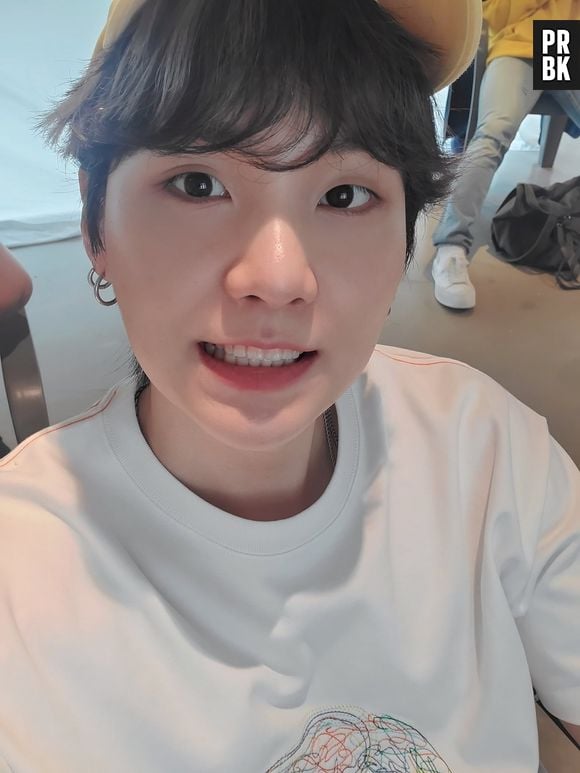 Suga, do BTS: seja sorrindo ou sério, o idol arrasa nas selfies