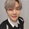 Suga, do BTS, arrasa com looks preto e branco