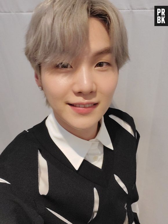 Suga, do BTS, arrasa com looks preto e branco