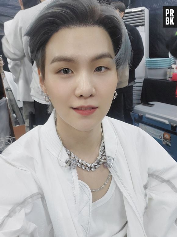 Suga, do BTS, fica lindo com qualquer look!