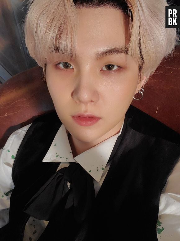 Suga, do BTS, arrasa nos visuais mais formais