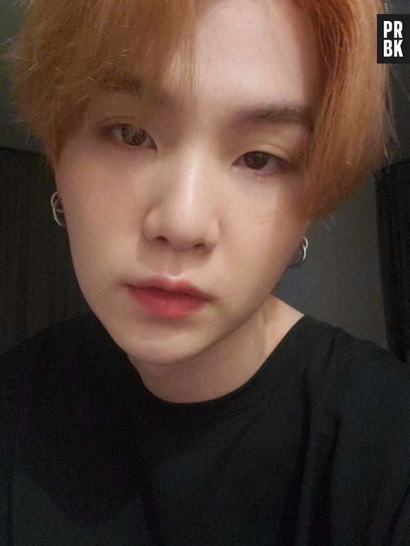 Suga, do BTS, tirou várias selfies com o cabelo ruivo