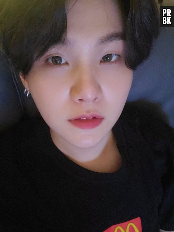 Suga, do BTS, adora tirar selfies mais sério