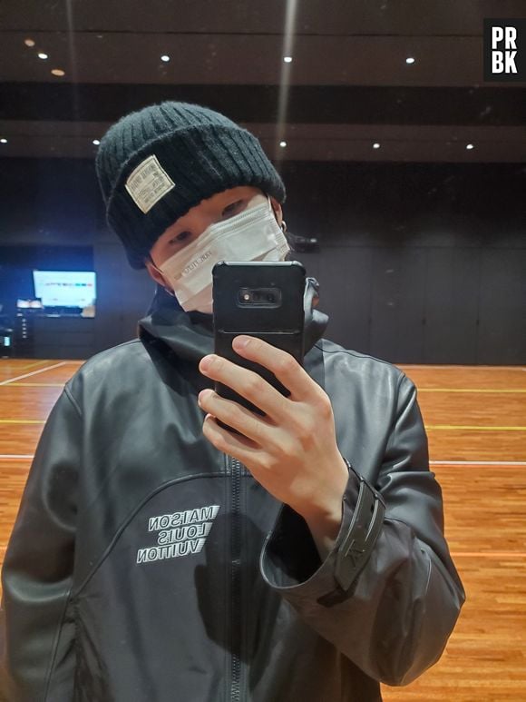 Suga, do BTS: quem resiste às selfies no espelho do idol?