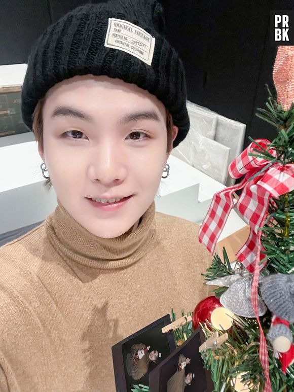 Suga, do BTS, não deixou de registrar seu look de Natal