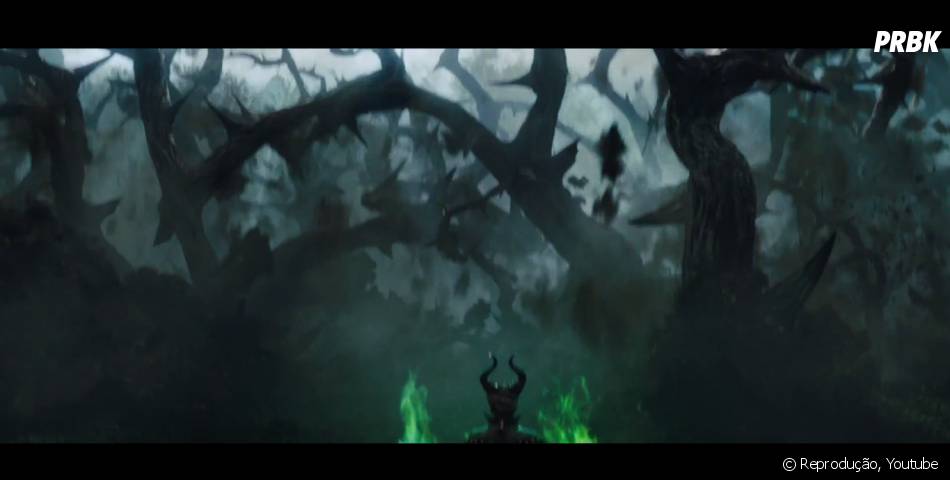 Malévola (Angelina Jolie) cria uma floresta de espinhos para prender Aurora (Elle Fanning) no castelo em &quot;Malévola&quot;