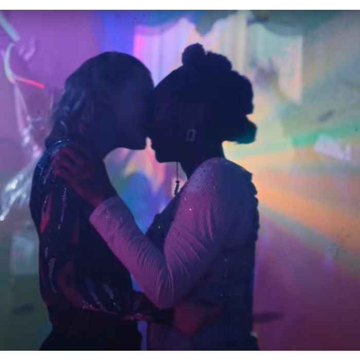 Beijo de Tara (Corinna Brown) e Darcy (Kizzy Edgell) chama atenção no trailer de &quot;Heartstopper&quot;