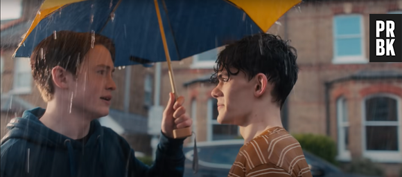 Charlie (Joe Locke) e Nick (Kit Connor) protagonizam cena da chuva igual aos quadrinhos em novo trailer de "Heartstopper"