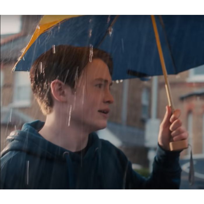 Charlie (Joe Locke) e Nick (Kit Connor) protagonizam cena da chuva igual aos quadrinhos em novo trailer de &quot;Heartstopper&quot;