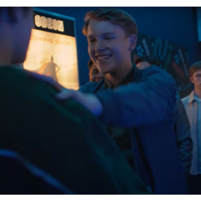 &quot;Heartstopper&quot;: assim como na história original, Nick ( Kit Connor)  soca o homofóbico do Harry (Cormac Hyde-Corrin) no trailer da nova série da Netflix