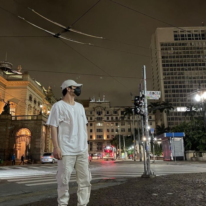 Kim Woojin está em São Paulo para as gravações de &quot;Além do Guarda-Roupa&quot;