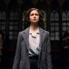 Katherine Waterston, de "Animais Fantásticos", já se posicionou contra transfobia de J.K Rowling