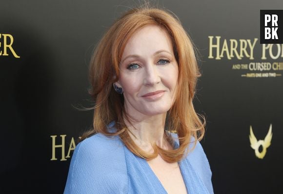 J.K Rowling se envolveu em nova polêmica ao defender perfil transfóbico no Twitter