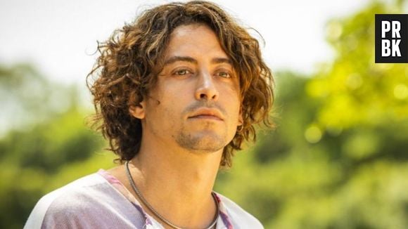 Jove (Jesuíta Barbosa) tenta aprender a montar cavalo em "Pantanal" para se desculpar com o pai, José Leôncio (Marcos Palmeira)
