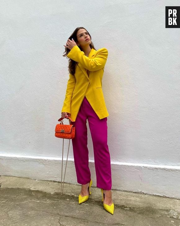 Color block: bloco de amarelo é "quebrado" por calça rosa. Look lindo!