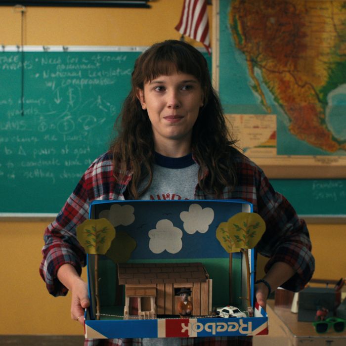 Na prévia da 4ª temporada de &quot;Stranger Things&quot;, Eleven (Millie Bobby Brown) é vítima de bullying e pisam sem seu projeto da escola
