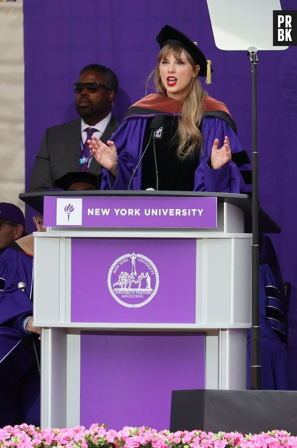 Taylor Swift recebeu o título de Doutora em Belas Artes pela New York University