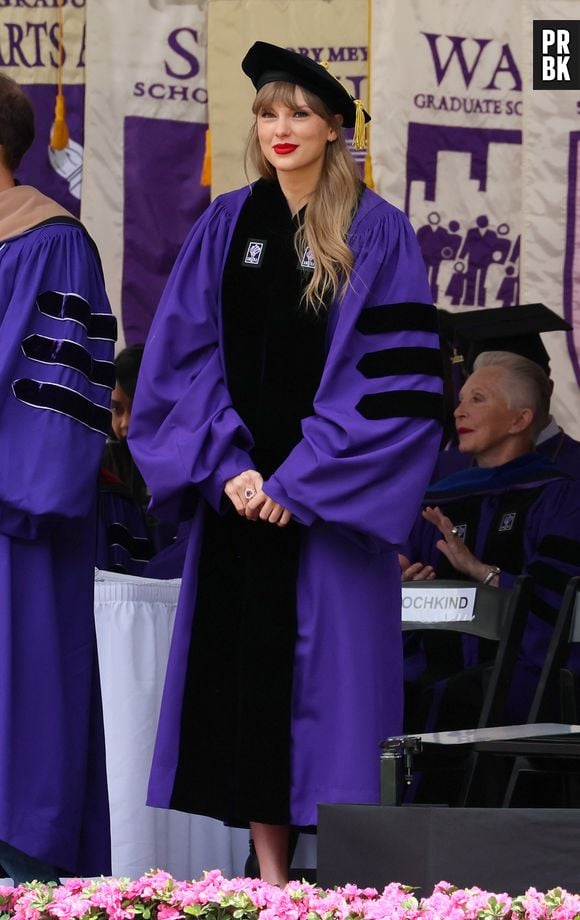 Na New York University, Taylor Swift deu um discurso falando sobre sua trajetória, o mundo das artes e como es formandes podem prosseguir com seus sonhos