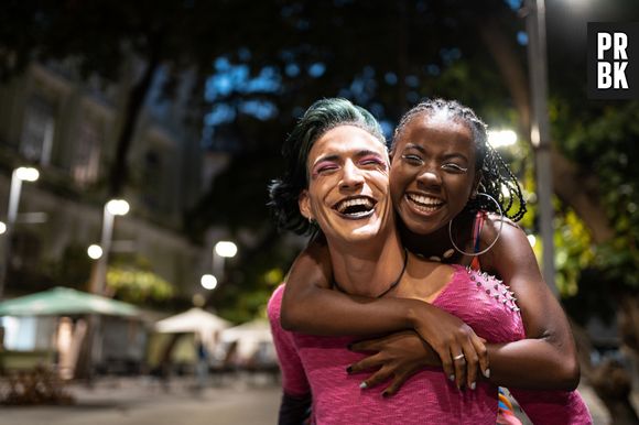 Fartas da restrição e racismo, na década de 1960, as rainhas negras Crystal LaBeija e sua amiga Lottie começaram seu próprio baile drag intitulado "House of LaBeija" e isso deu início à atual cena de salão de baile.