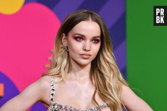 Dove Cameron é descendente de franceses e pode falar um pouco do idioma. Ela também tem ascendência russa, eslovaca e húngara