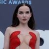 Dove Cameron gosta de tomar um café gelado venti (extra grande) feito com leite de soja e sem muito gelo