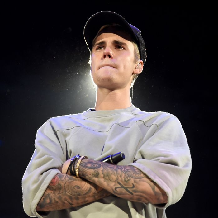  Justin Bieber mostra paralisia facial causada por síndrome e pede orações 