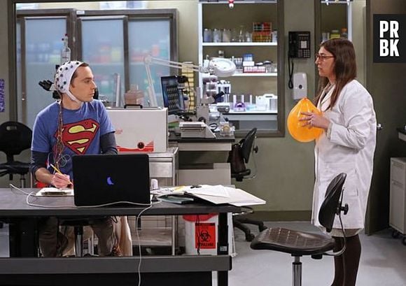 Sheldon (Jim Parsons) e Amy (Mayum Bialik) trabalham em nova experiência em fotos do novo episódio de "The Big Bang Theory"