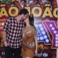 São João da Thay: Gustavo e Laís trocam beijos