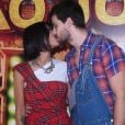 Antônia Moraes beija o namorado no São João da Thais