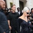 Balenciaga: Kim Kardashian apostou em coque justo para deixar evento