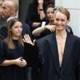 Balenciaga: look all-black também foi escolha de  Amber Valletta 