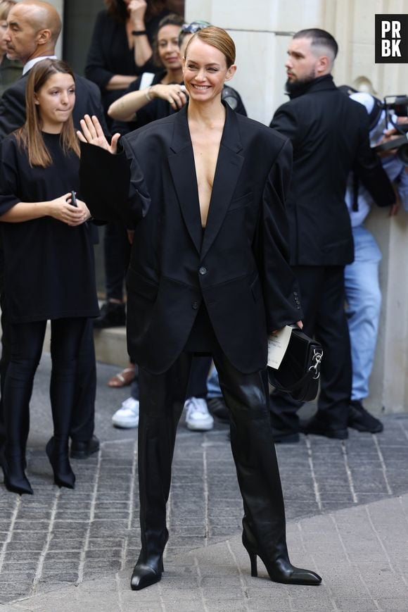 Balenciaga: look all-black também foi escolha de Amber Valletta