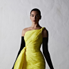 Balenciaga: Dua Lipa desfilou com vestido amarelo