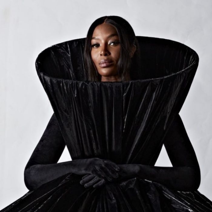  Balenciaga: Naomi Campbell ousou no volume do look 