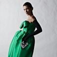  Balenciaga: Bella Hadid foi com vestido verde, marcado por laço 