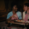 Fãs surtam com Harry Styles dividindo macarrão com outro homem em videoclipe de "Late Night Talking"