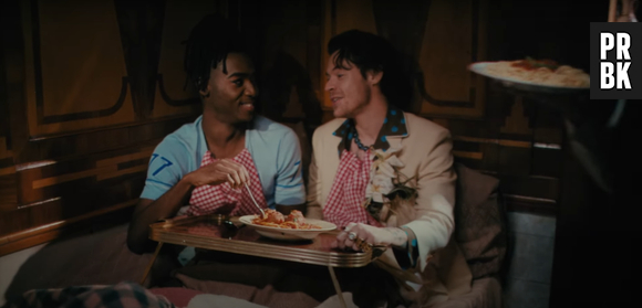 Fãs surtam com Harry Styles dividindo macarrão com outro homem em videoclipe de "Late Night Talking"