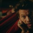 "Late Night Talking": novo videoclipe de Harry Styles mostra cantor com váries parceires na cama