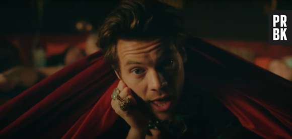 "Late Night Talking": novo videoclipe de Harry Styles mostra cantor com váries parceires na cama