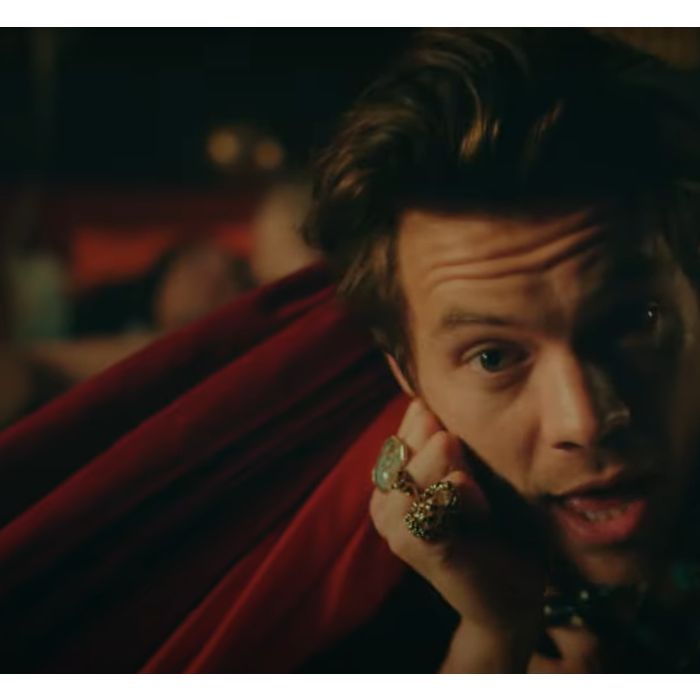 &quot;Late Night Talking&quot;: novo videoclipe de Harry Styles mostra cantor com váries parceires na cama