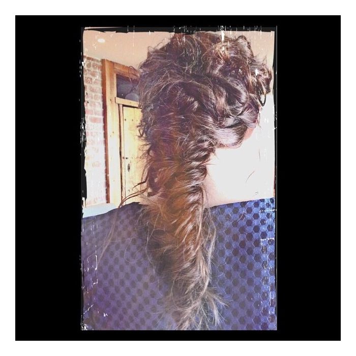  Kristen Stewart posta foto do cabelo comprido 