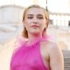 Alice (Florence Pugh) enrola plástico filme no próprio rosto no trailer de "Don't Worry Darling"