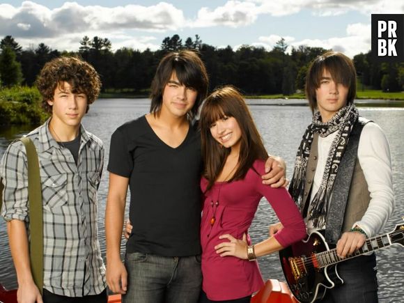 Tanto "High School Musical: The Musical: The Series 3", quanto "Camp Rock" se passam em um acampamento