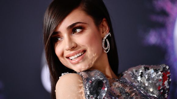 Sofia Carson: 25 looks no tapete vermelho da atriz de "Continência ao Amor"