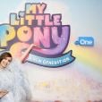 Sofia Carson já usou look todo de plumas para evento de "My Little Pony"