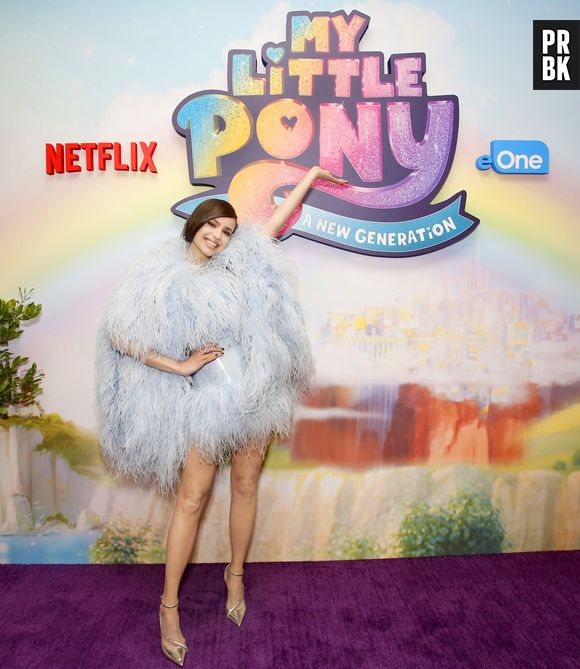 Sofia Carson já usou look todo de plumas para evento de "My Little Pony"