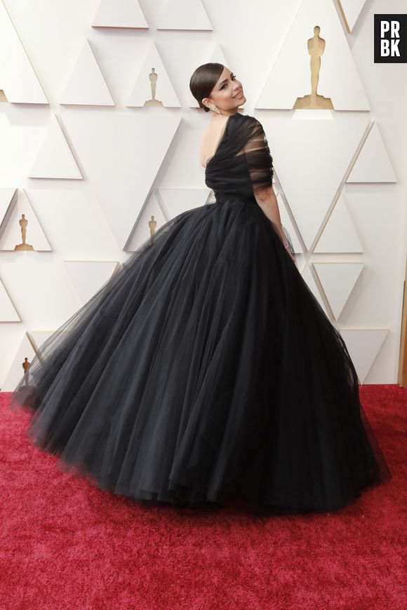 Sofia Carson adora vestidos clássicos, com saia volumosa, estilo princesa