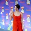 Sofia Carson apostou em cor chamativa - saindo de sua paleta - para prêmios da Nick